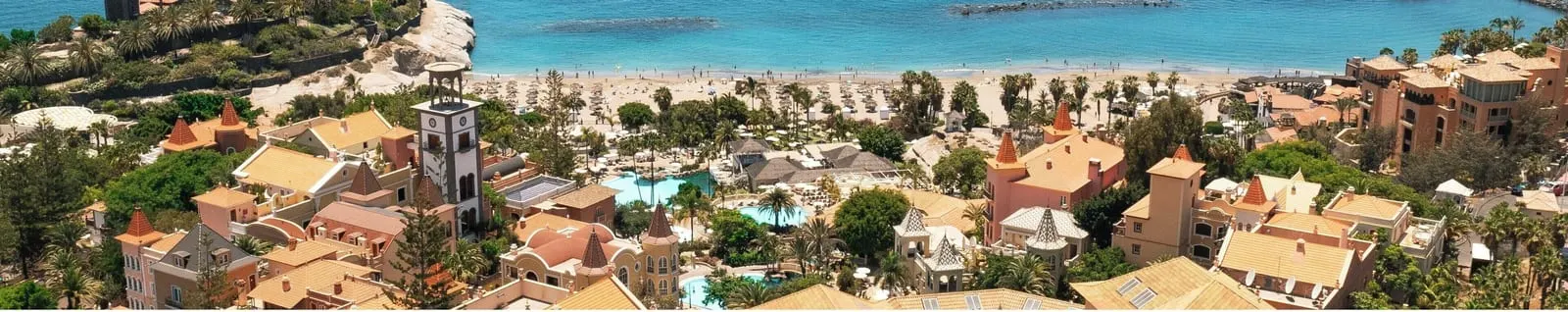 Bahía del Duque: The beach and pools