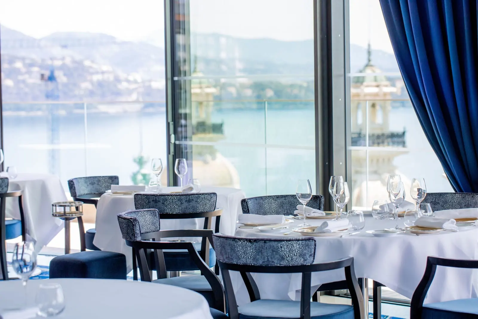 Hôtel de Paris Monte-Carlo: Tables with a view to the harbour