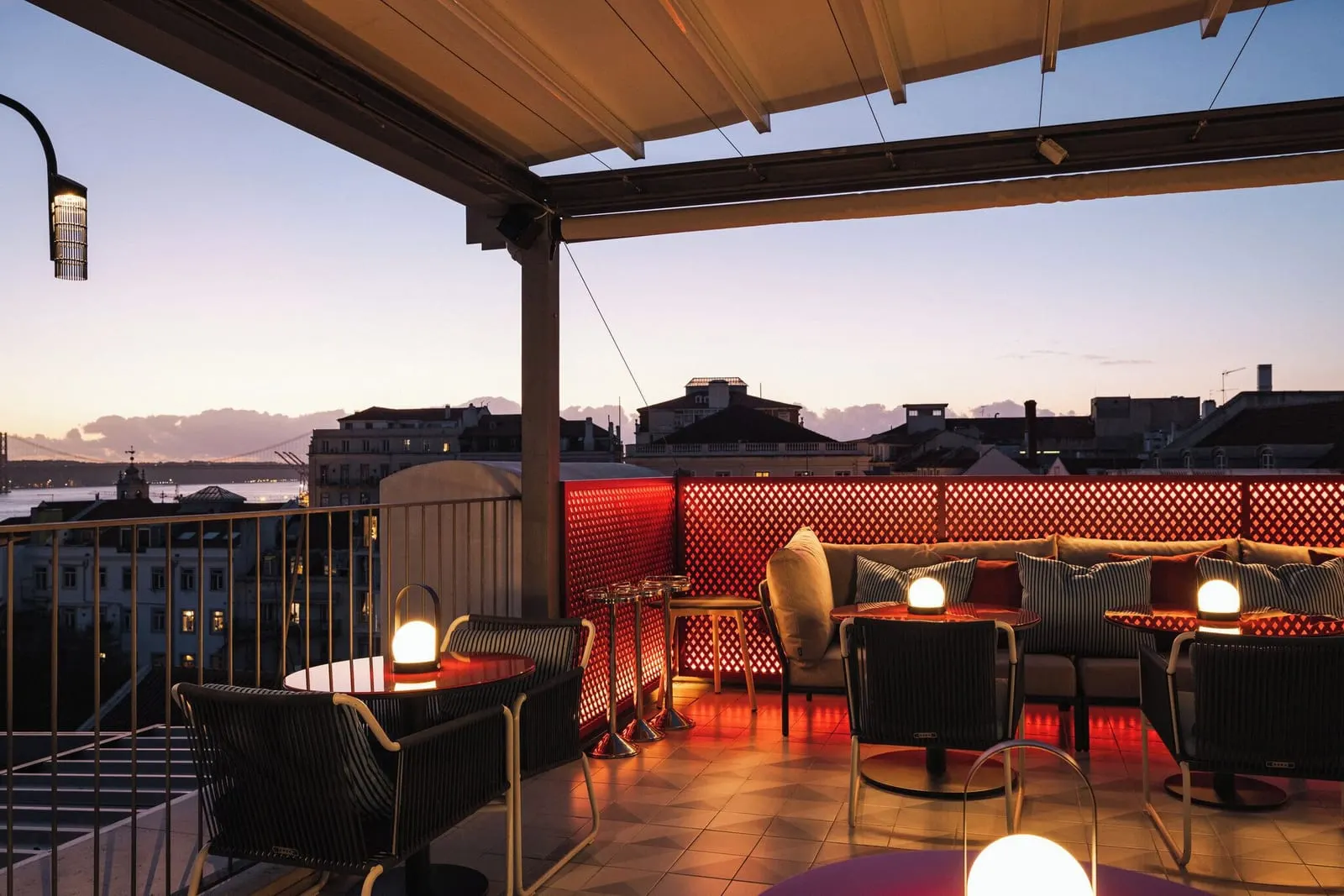 Bairro Alto Hotel: The terrace after dark