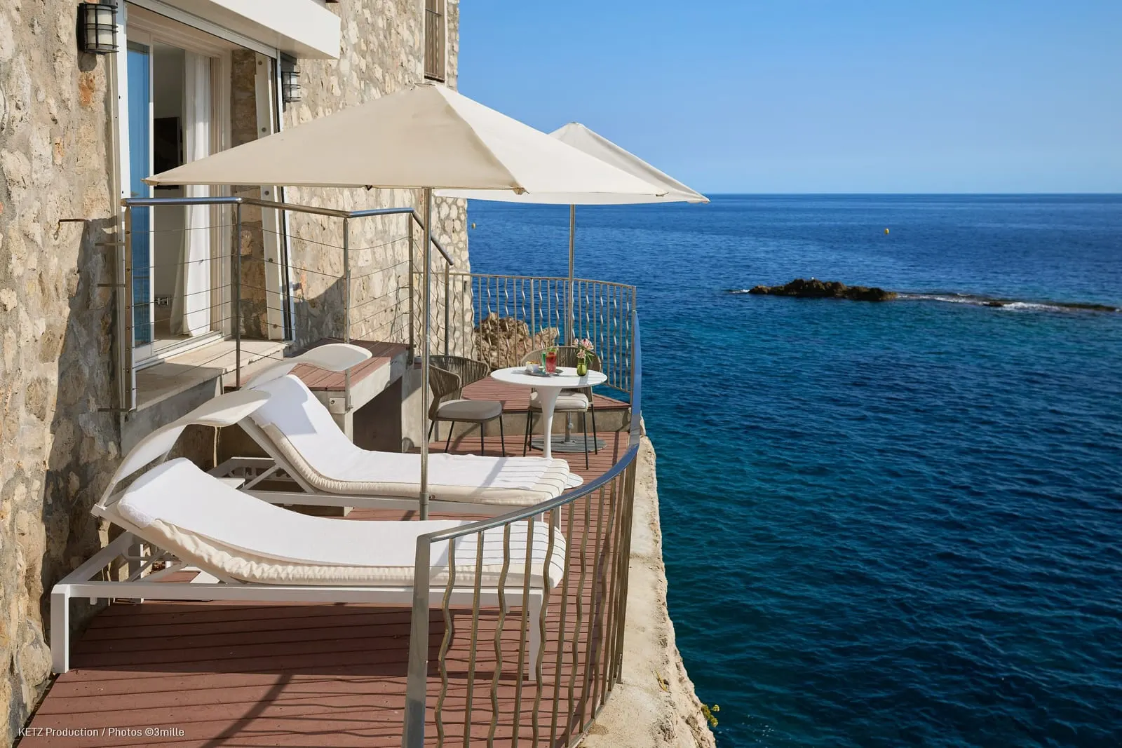 Cap Estel: Sun loungers on the water's edge