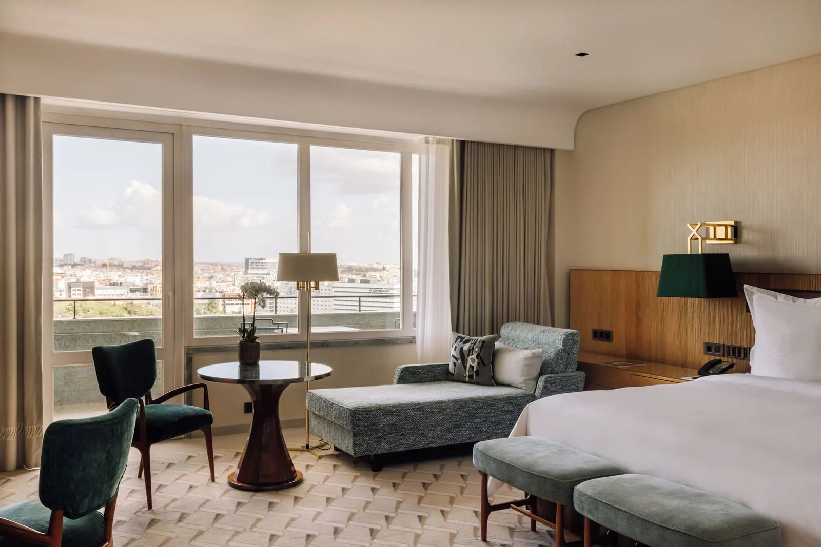 Four Seasons Hotel Ritz Lisbon: Guest room over the park