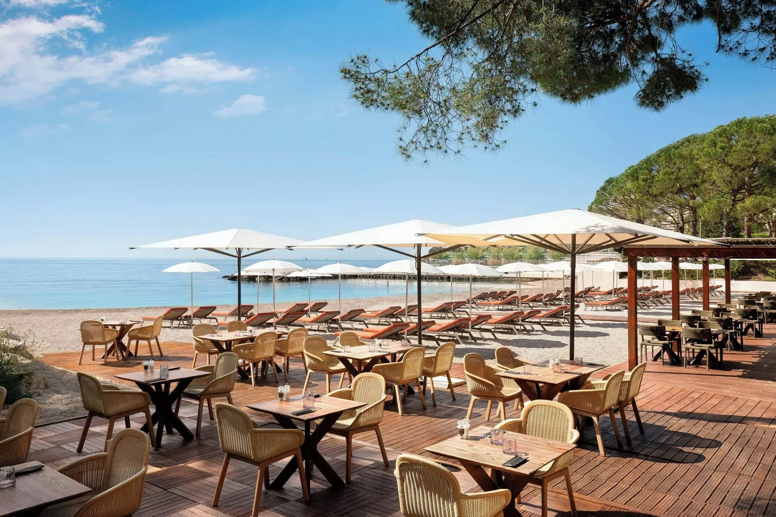 Le Méridien Beach Plaza: Beachside restaurant