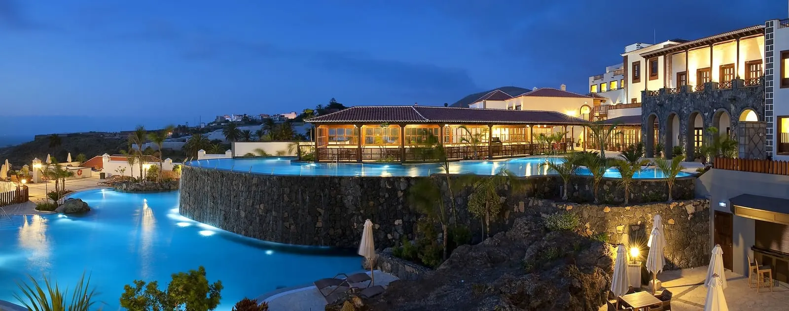 Hacienda del Conde: Infinity pool at dusk