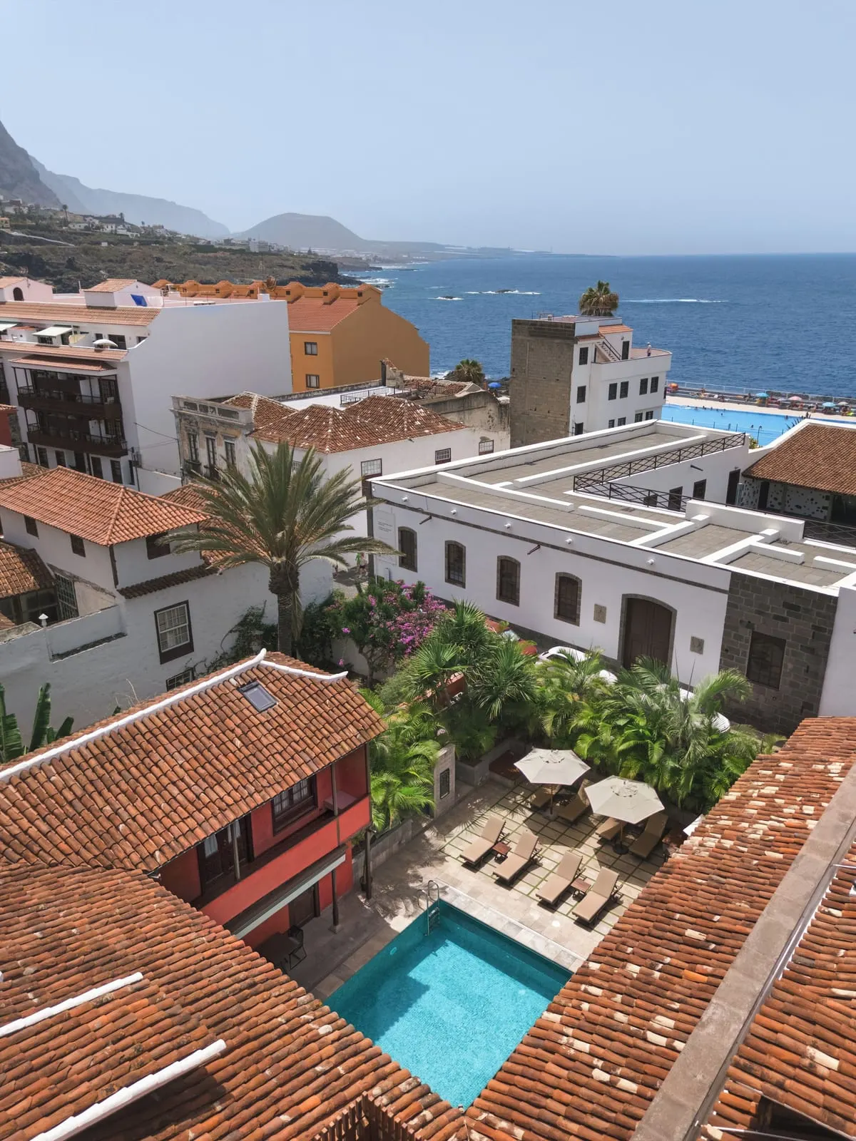 Hotel San Roque: Rooftop pool and terracotta tiles
