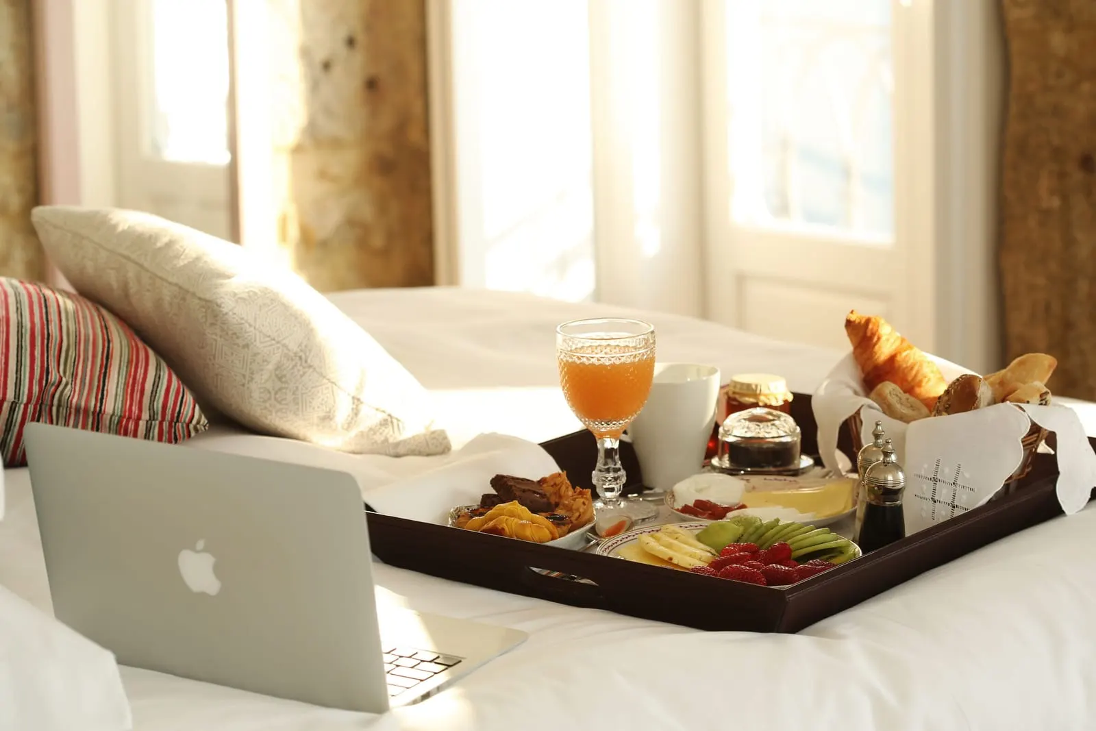 1872 River House: Breakfast in bed, the river outside