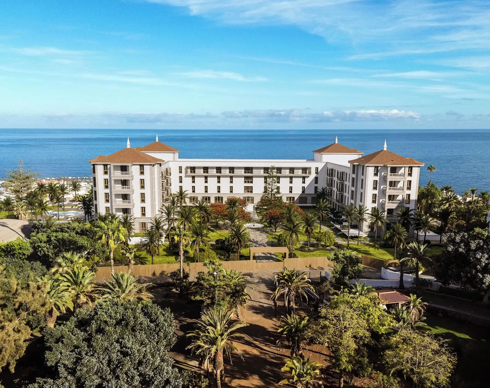 Gran Hotel Taoro: The hotel and its palm gardens from above
