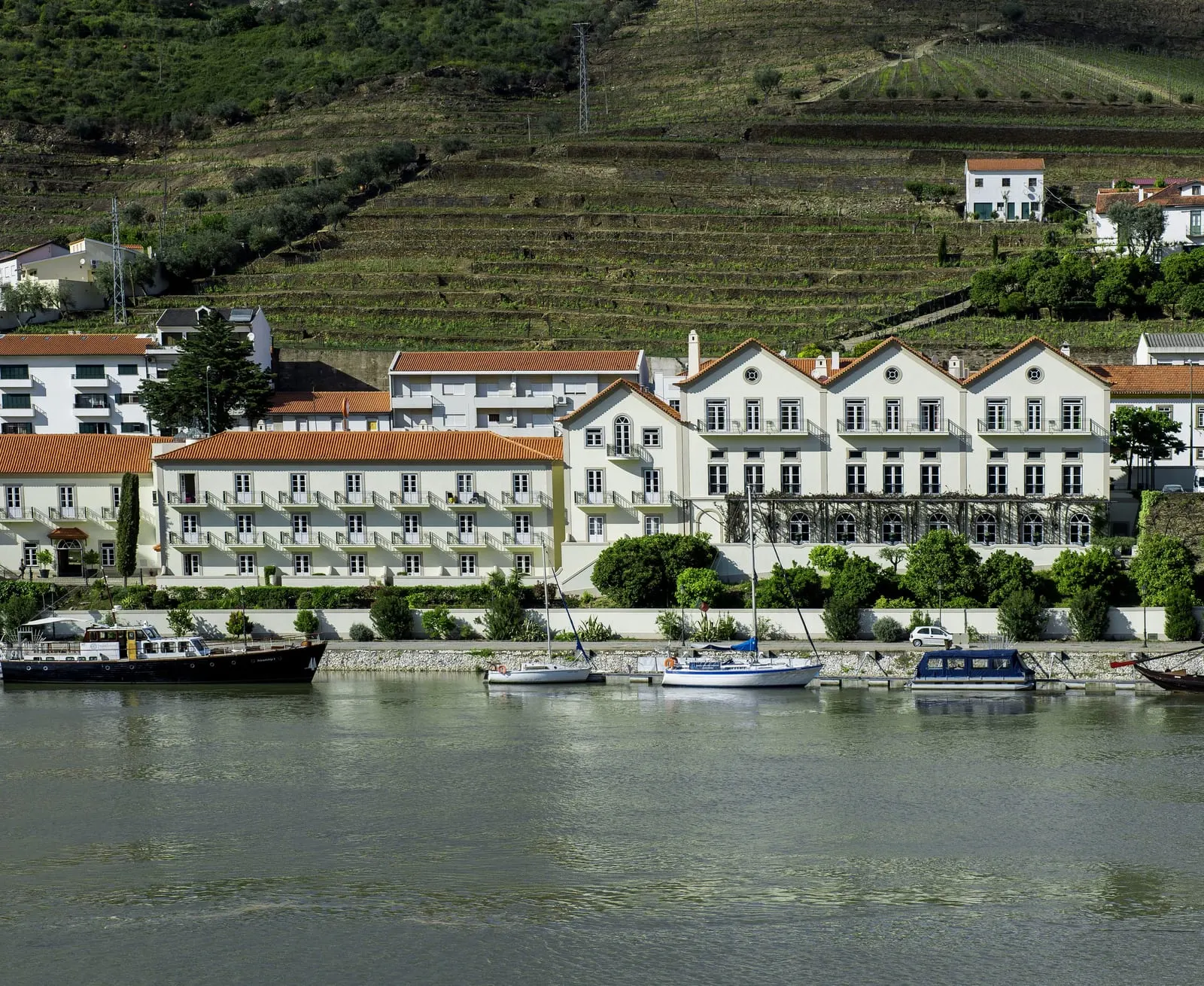 The Vintage House Hotel: The hotel on the riverbank at Pinhão
