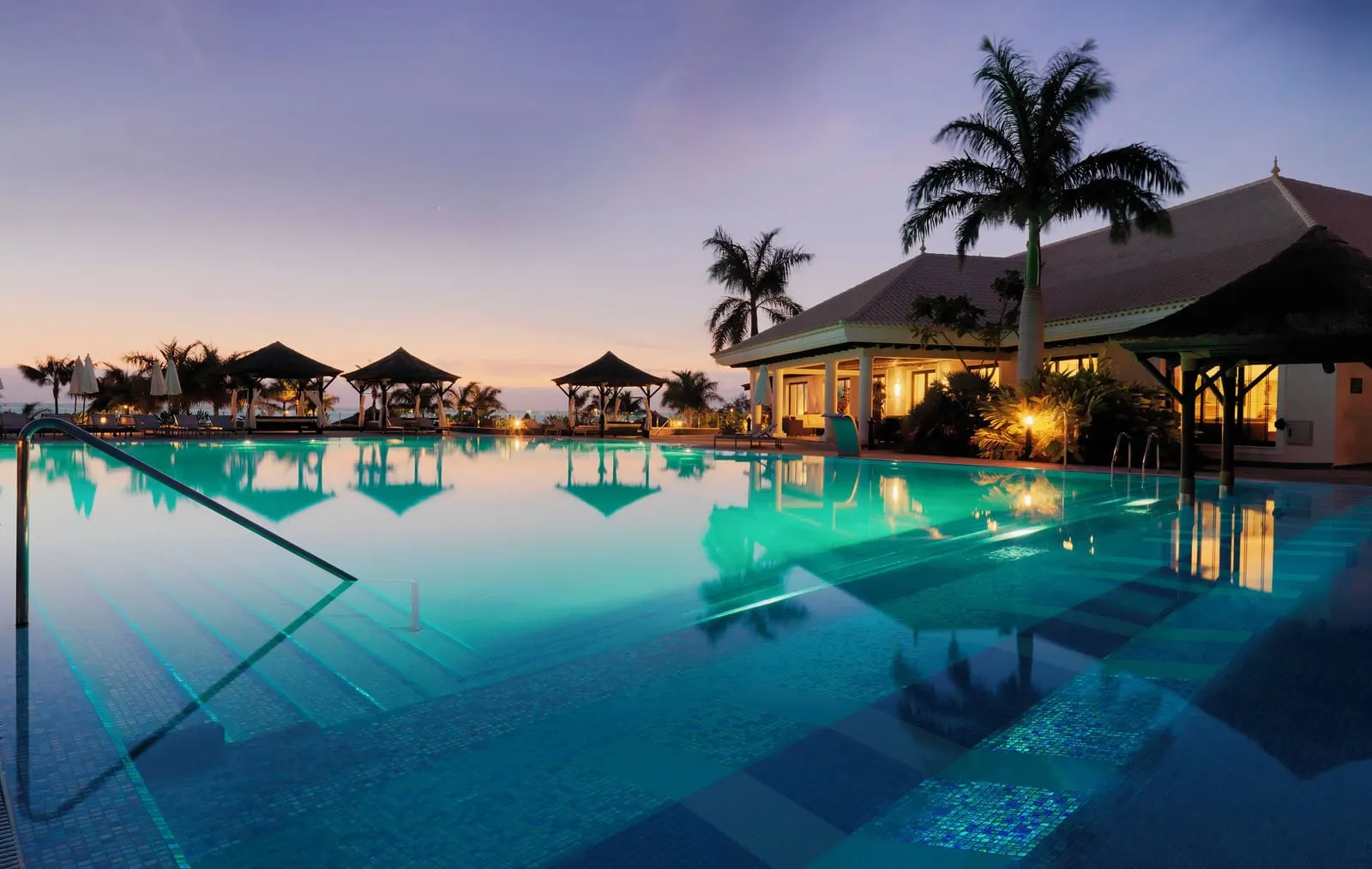 Gran Meliá Palacio de Isora: Pool at dusk