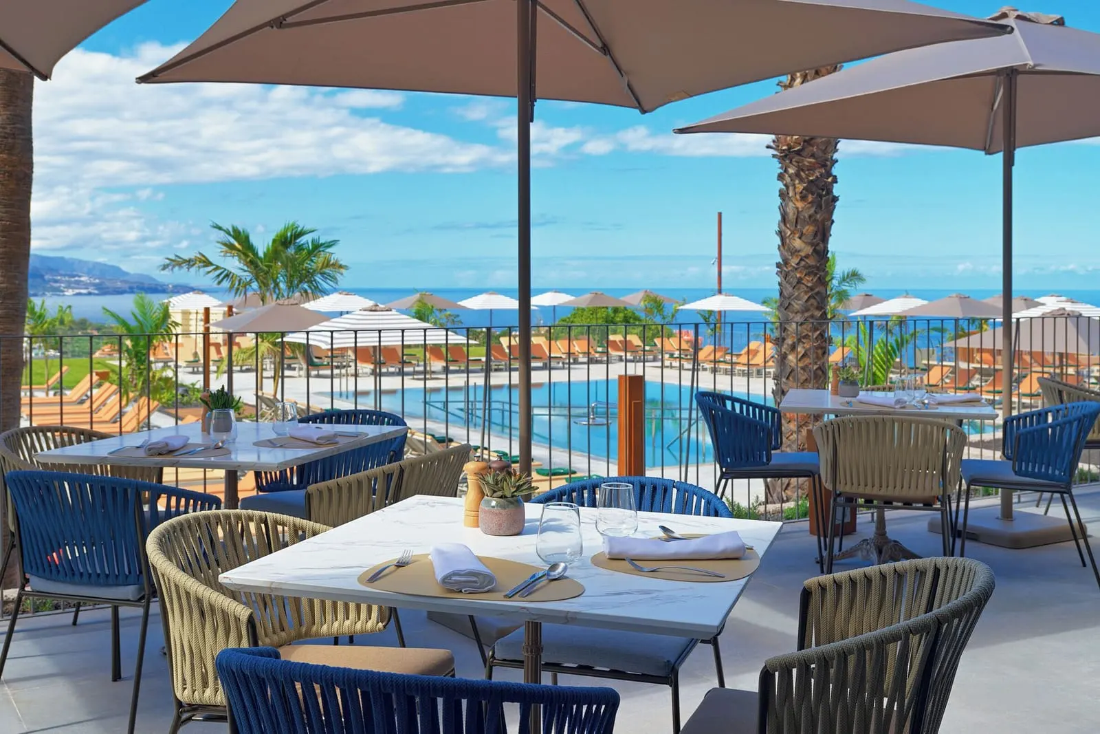 Gran Hotel Taoro: Outdoor dining above the pool