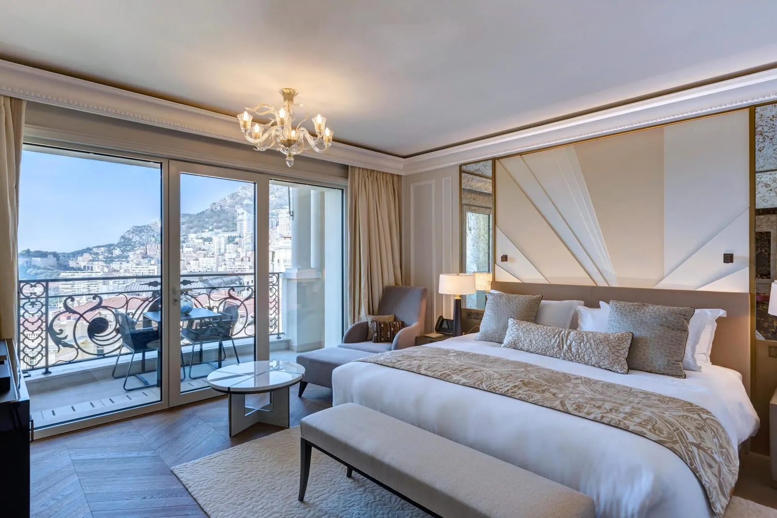 Hôtel de Paris Monte-Carlo: Bedroom with a balcony over the square