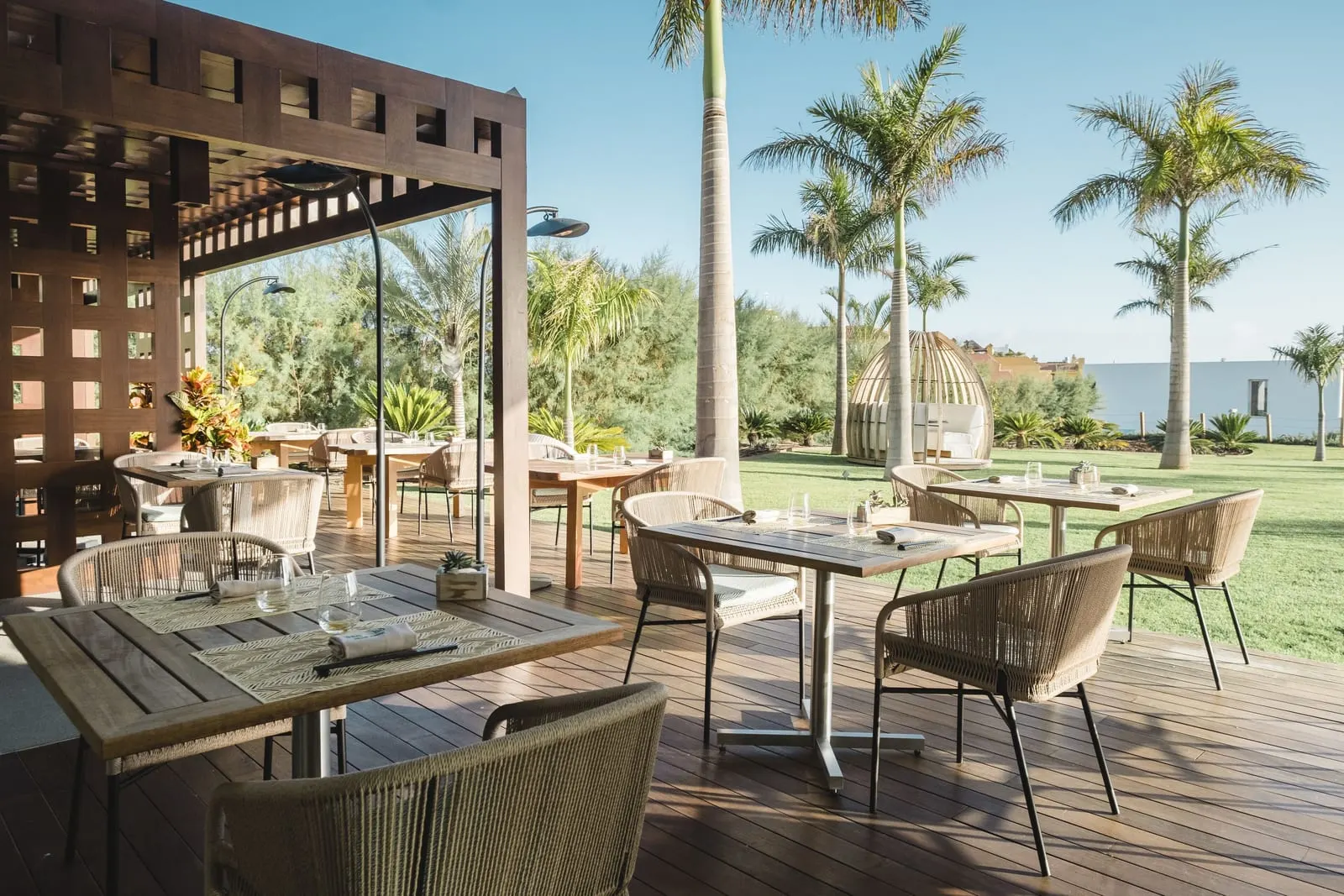 Royal Hideaway Corales Beach: Outdoor dining among the palms