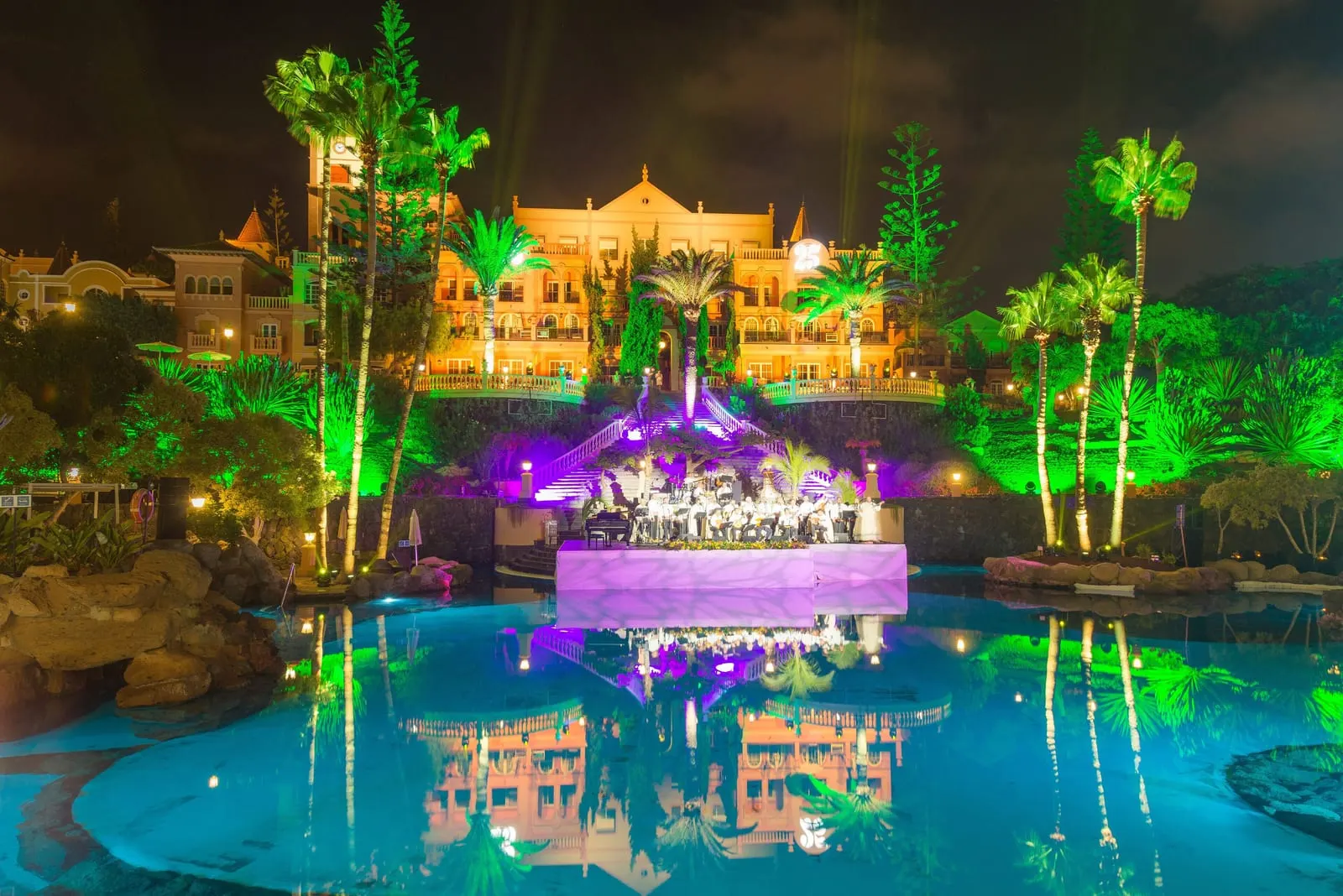 Bahía del Duque: The pool lit at night