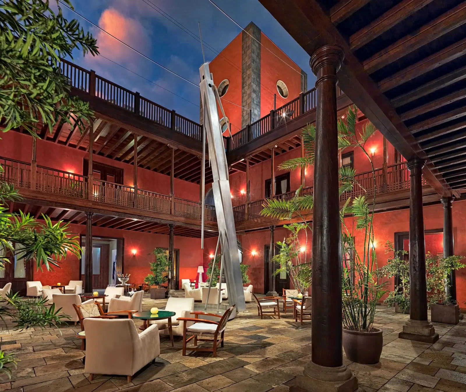 Hotel San Roque: Courtyard bar at night