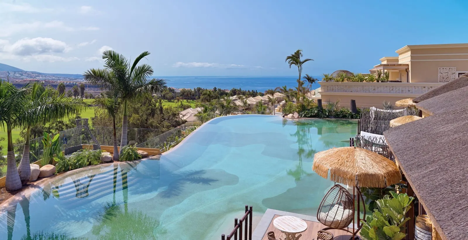 Royal River Luxury Hotel: Pool with the Atlantic beyond