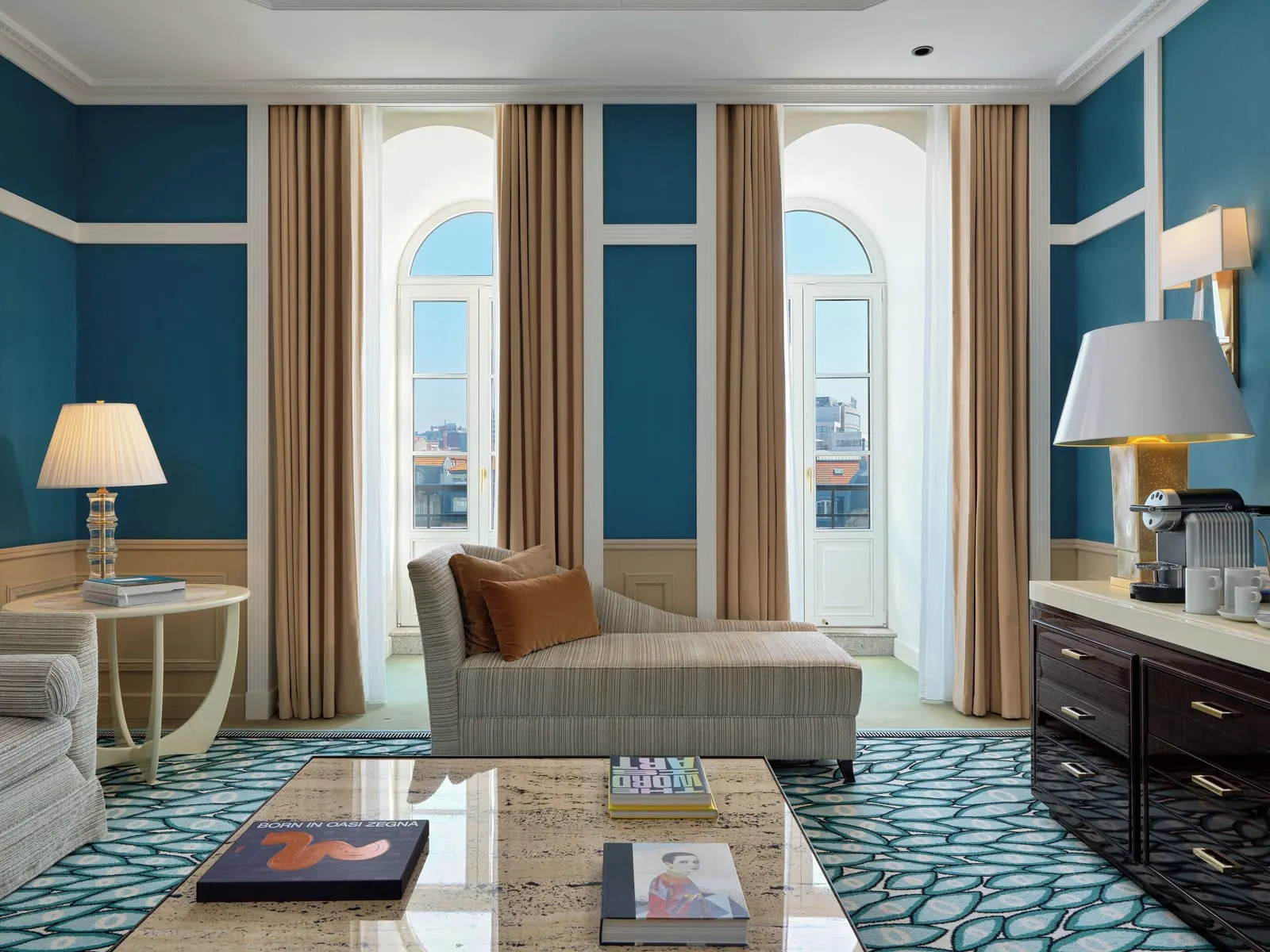 The One Monumental Palace: A room with the Aliados windows