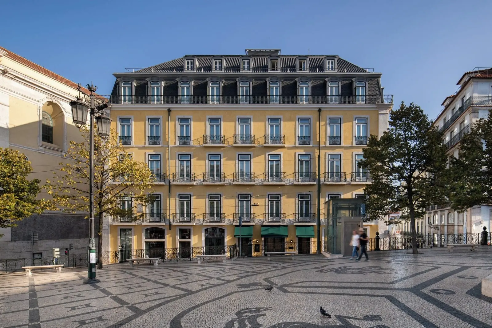 Bairro Alto Hotel: The yellow façade on Praça Luís de Camões