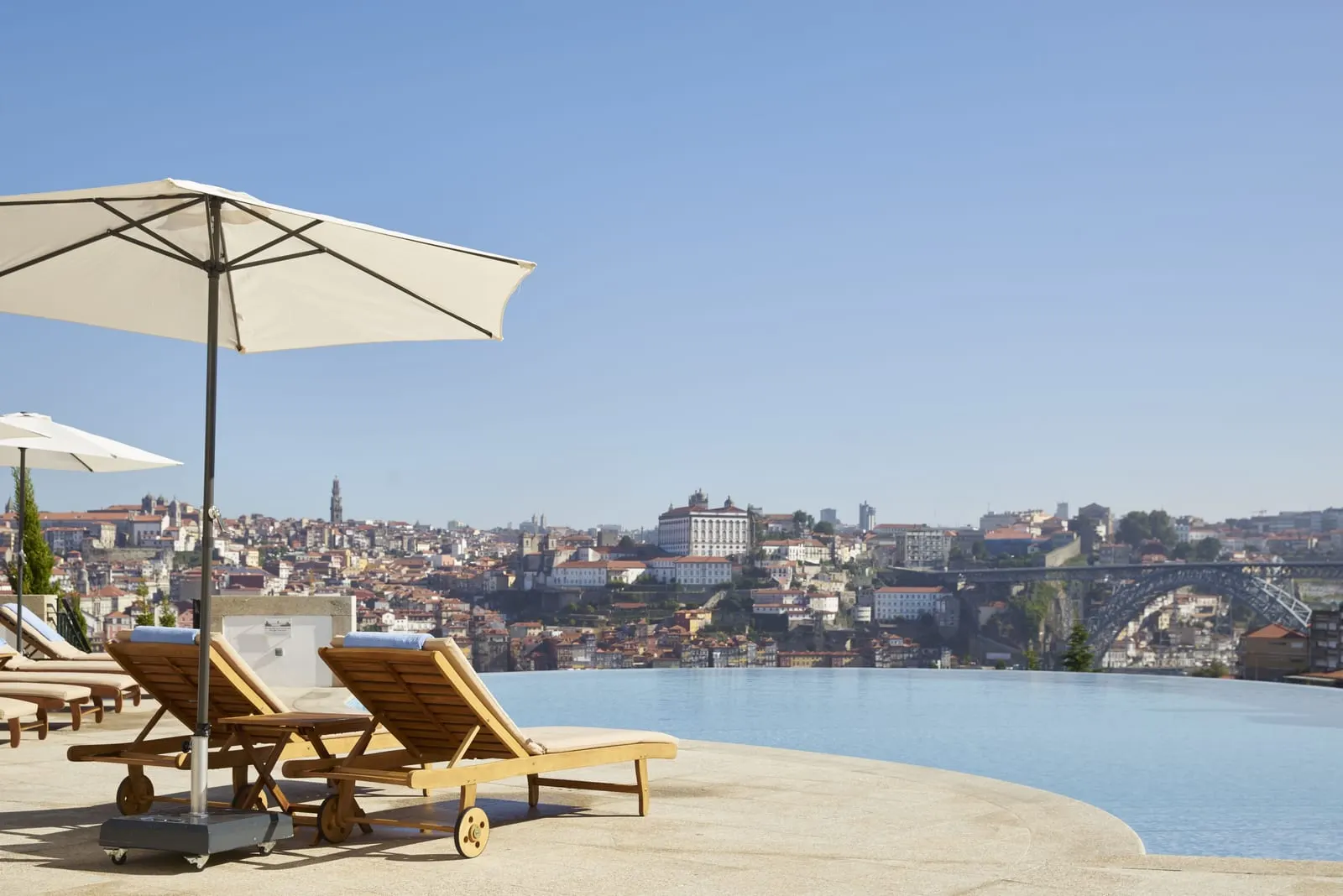 The Yeatman: Poolside, with the city across the river