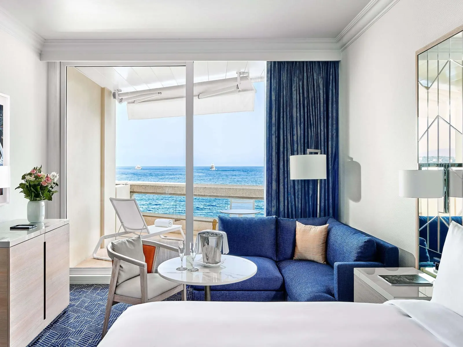 Fairmont Monte Carlo: Guest room with sea-view balcony