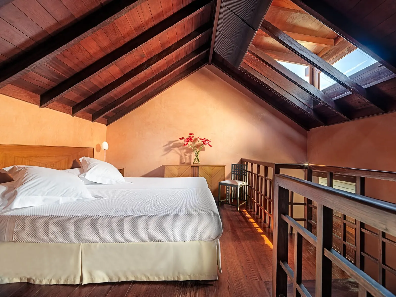 Hotel San Roque: Bedroom with wooden ceiling