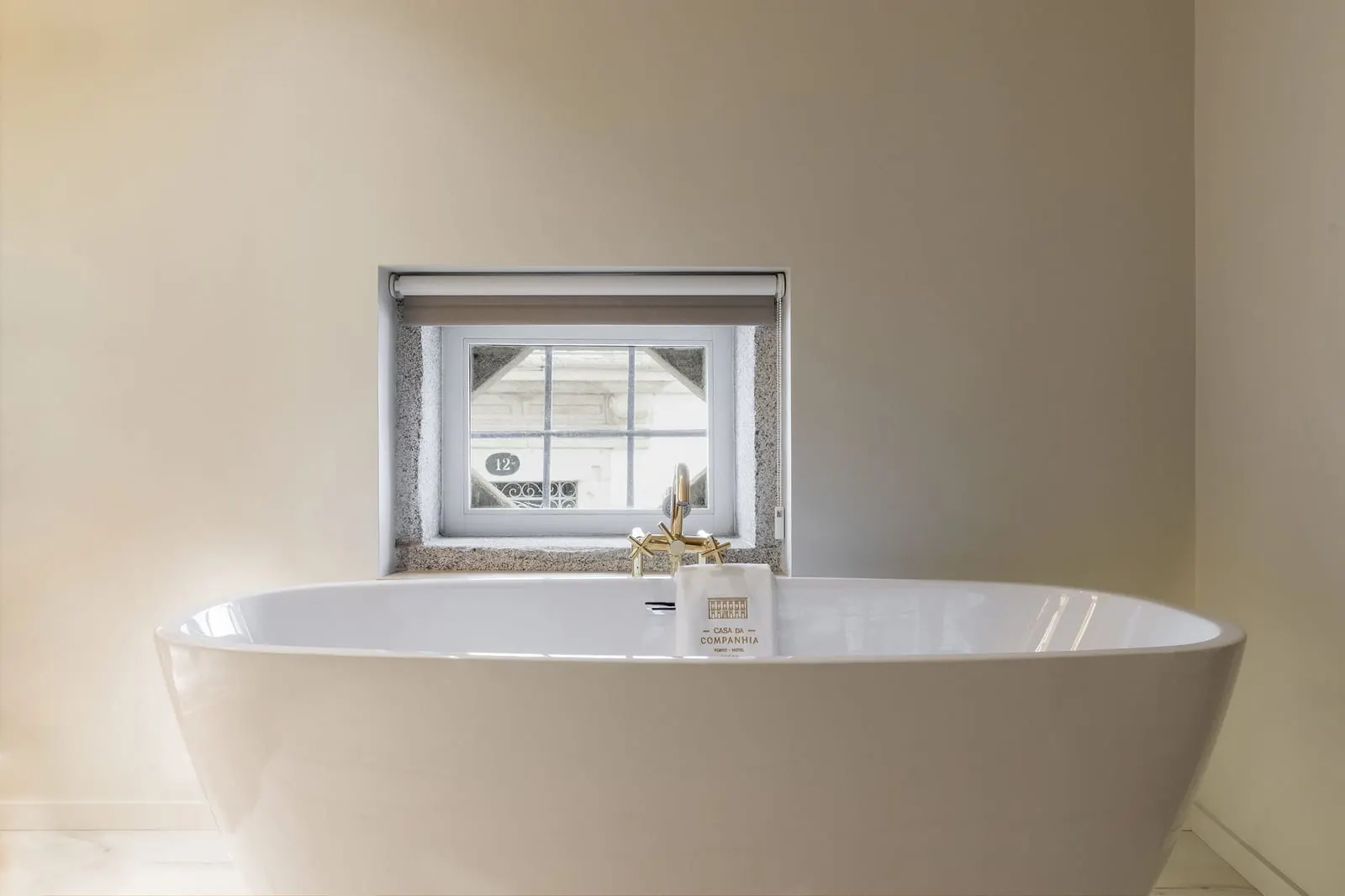Casa da Companhia: A bath with a window