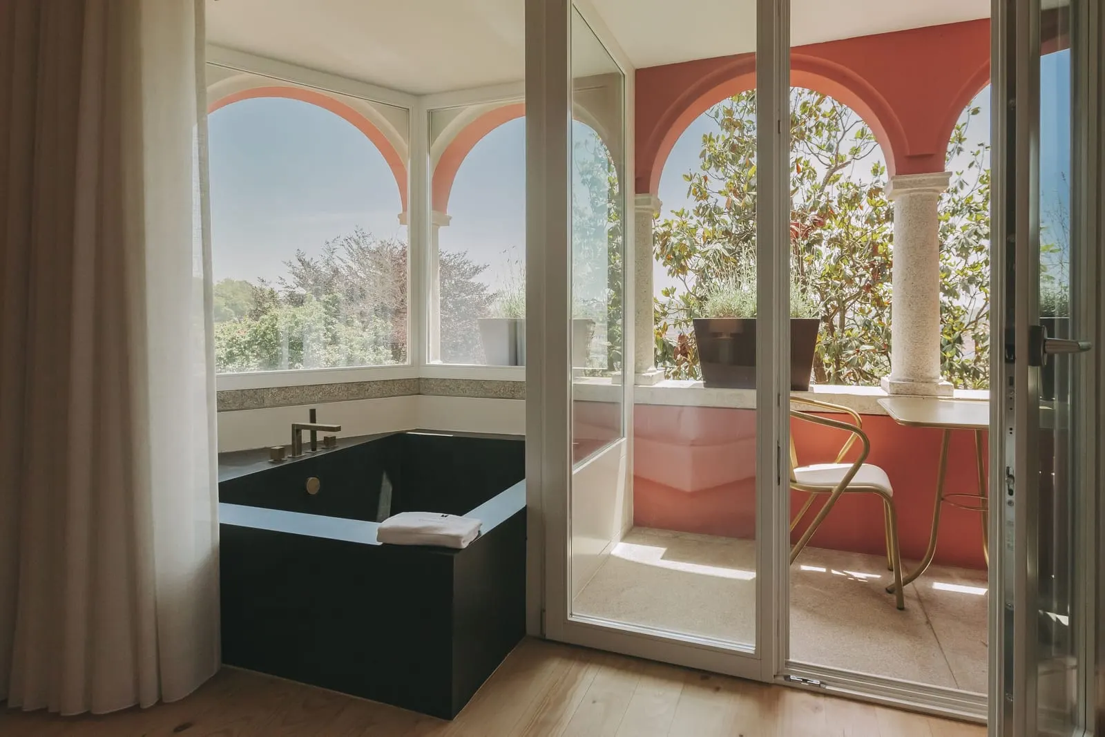 Torel Avantgarde: A black bath between the arches