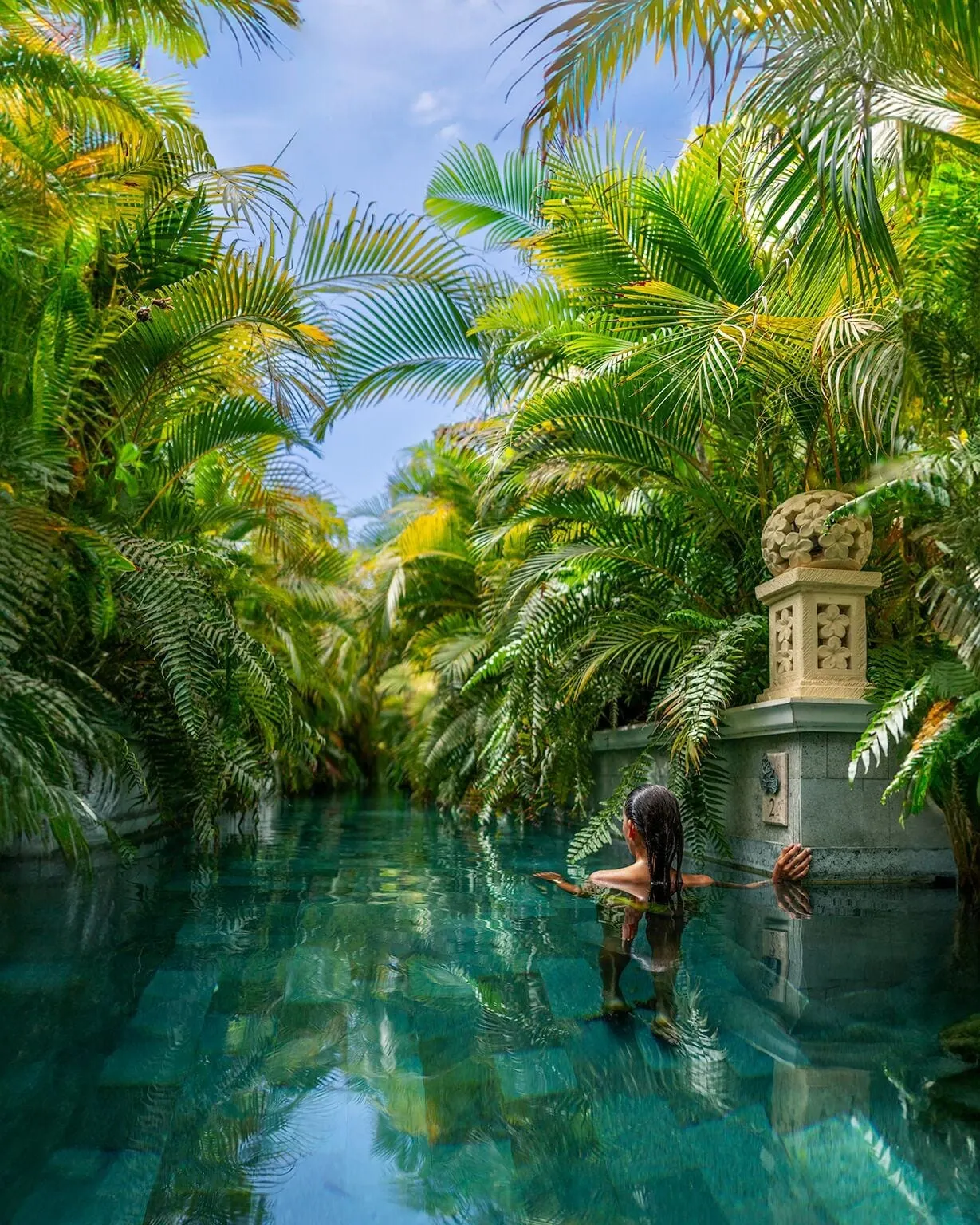 Royal River Luxury Hotel: Pool among the palms