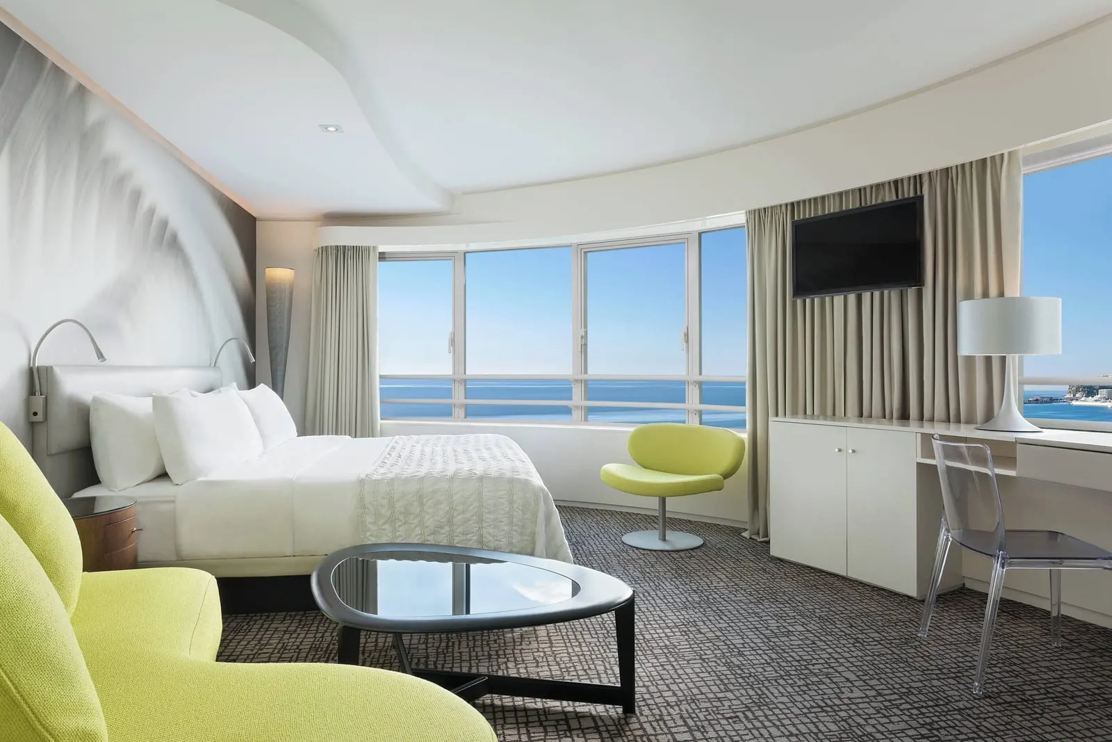 Le Méridien Beach Plaza: Guest room with sea view