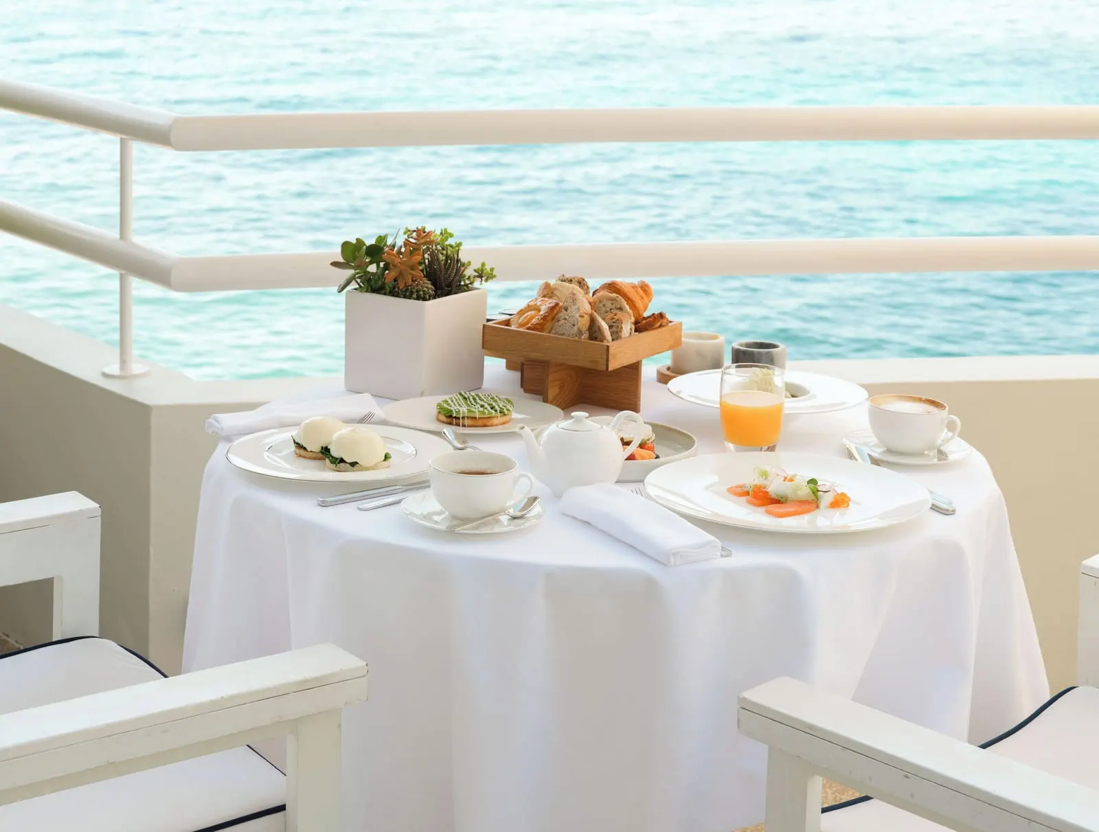 Monte-Carlo Beach: Breakfast over the sea