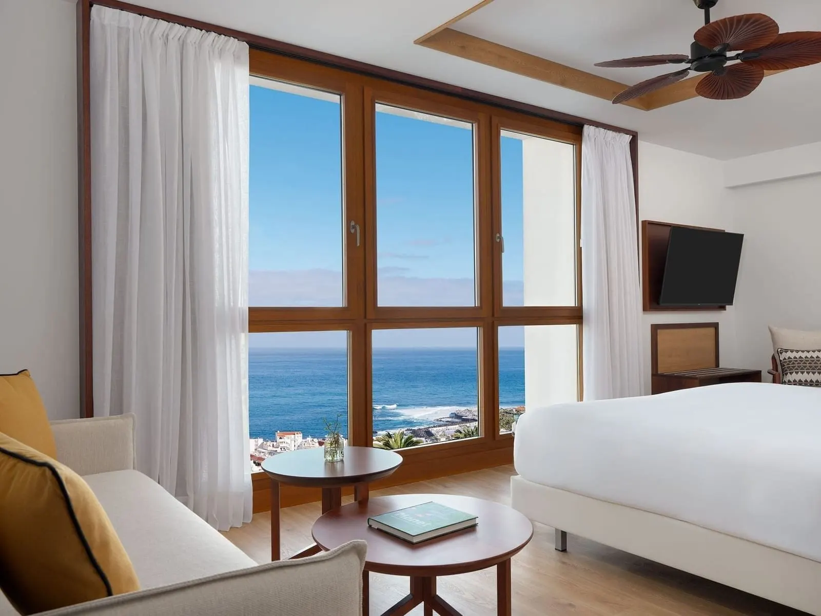Gran Hotel Taoro: Guest room with sea-view window