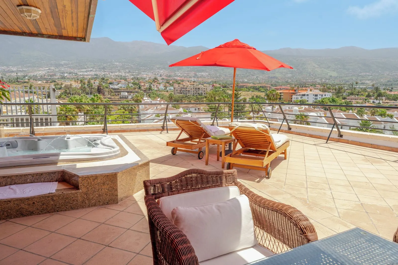 Hotel Botánico & The Oriental Spa Garden: Balcony with hot tub and valley view