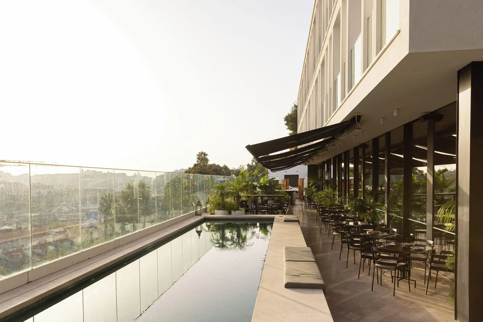 Memmo Príncipe Real: Rooftop pool at golden hour