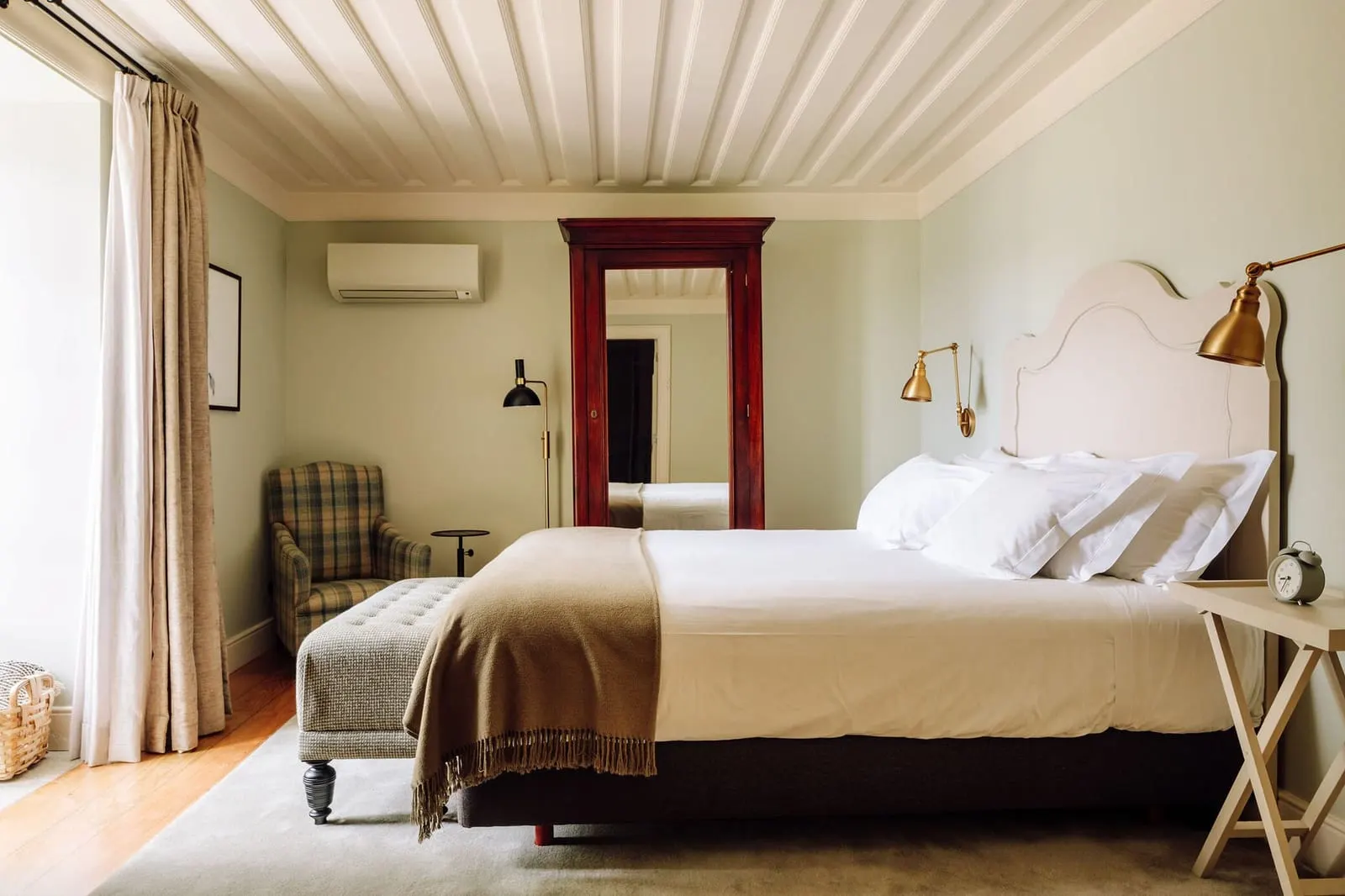 Quinta Nova Winery House: A bedroom in the manor house