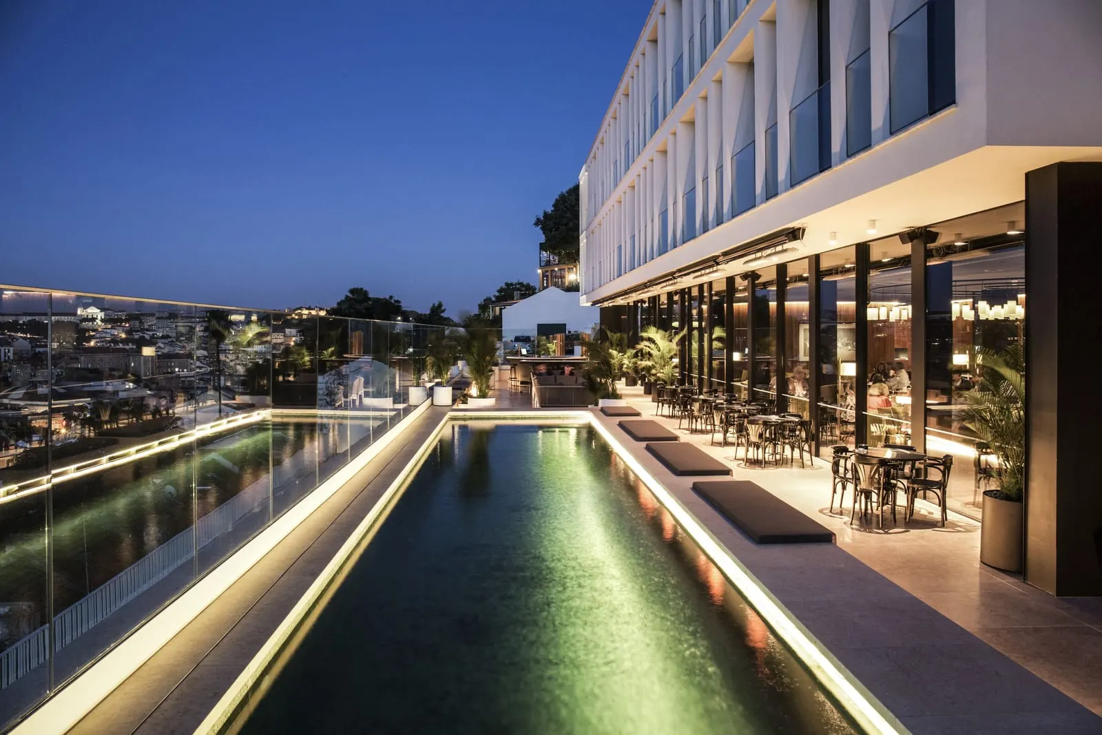 Memmo Príncipe Real: Rooftop pool and bar at night