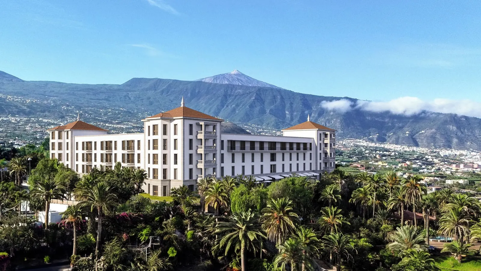 Gran Hotel Taoro: Gran Hotel Taoro beneath Mount Teide