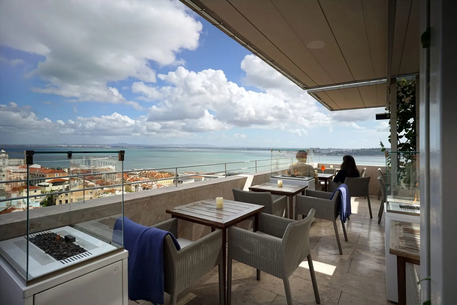 Verride Palácio Santa Catarina: Terrace tables above the city