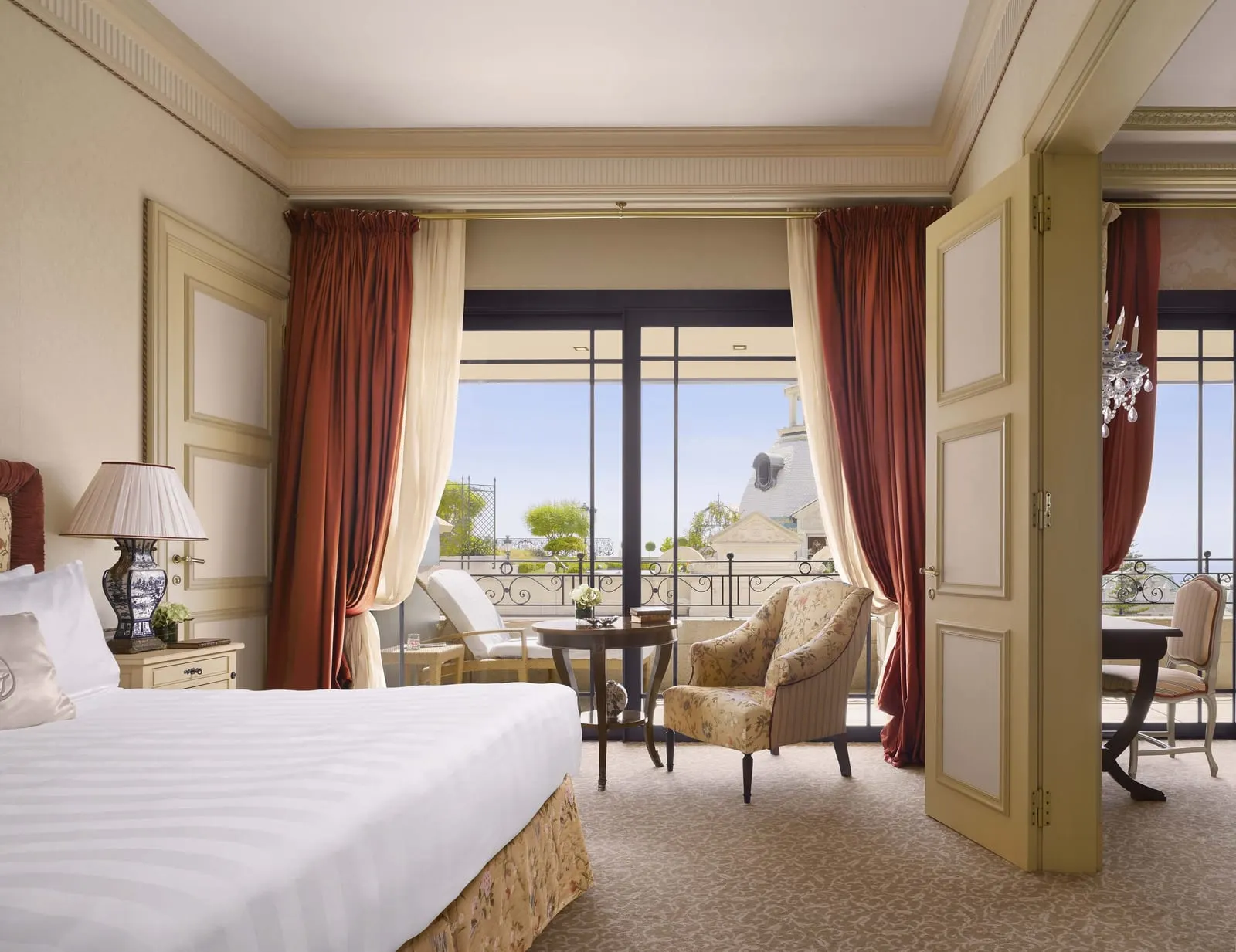 Hôtel Métropole Monte-Carlo: Bedroom with balcony