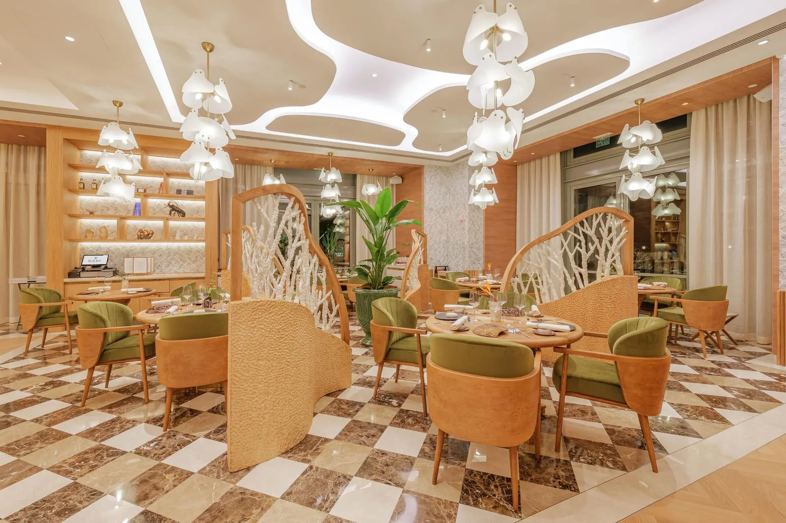 Monte-Carlo Bay Hotel & Resort: Dining room with checkered floor
