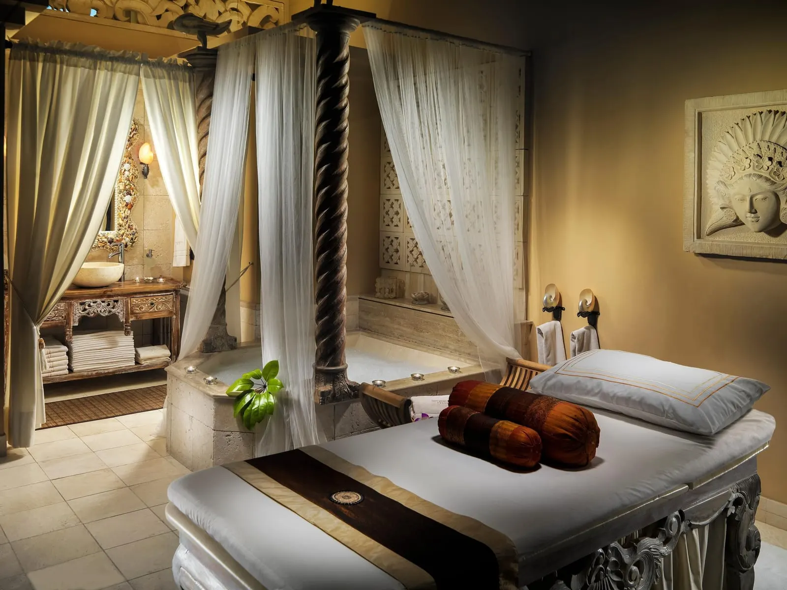 Royal Garden Villas & Spa: Four-poster canopy bed