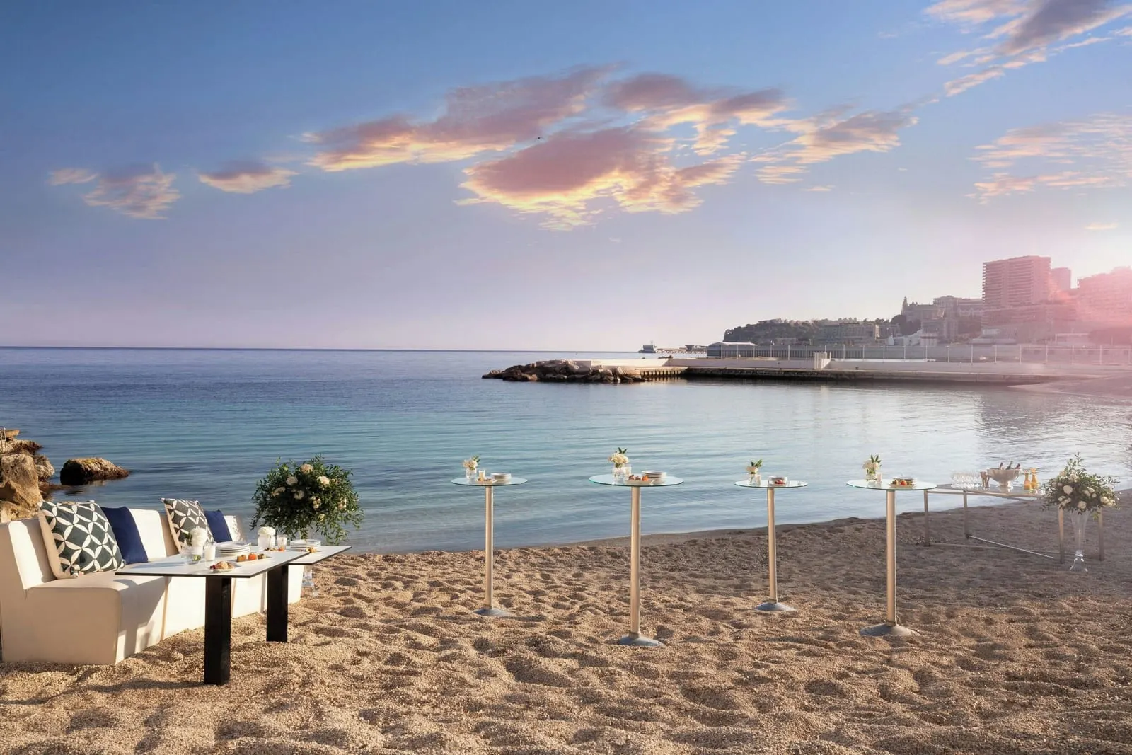 Le Méridien Beach Plaza: Beach dining at sunset