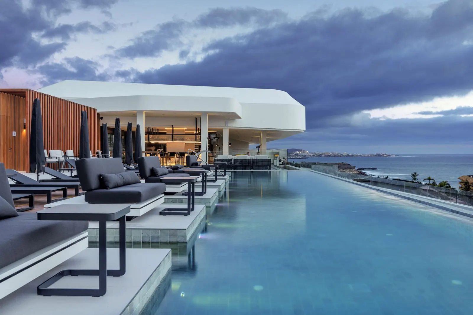 Royal Hideaway Corales Beach: The infinity pool at dusk