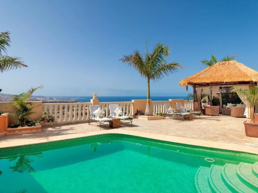 Royal Garden Villas & Spa: Pool terrace with sea views