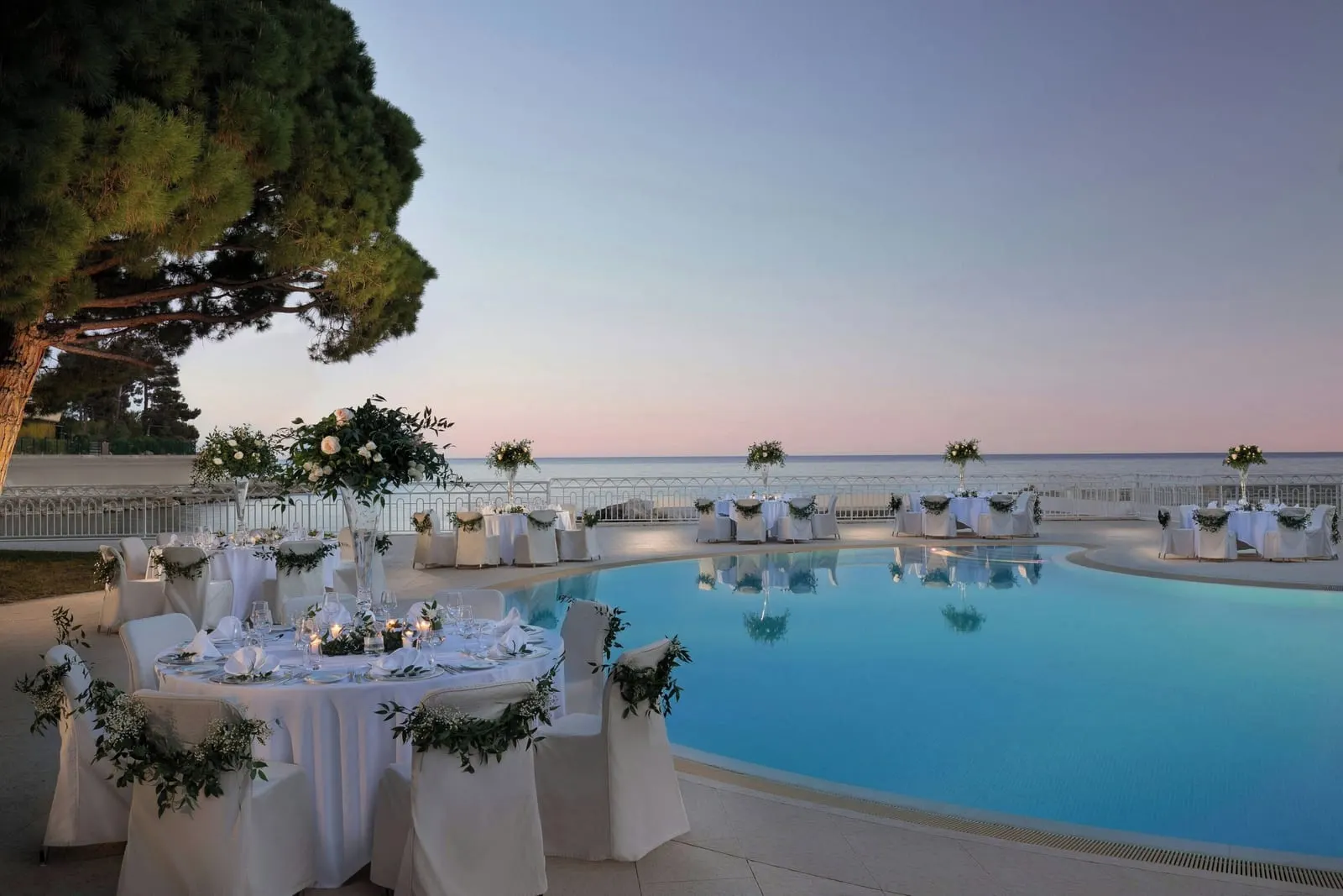 Le Méridien Beach Plaza: Pool at dusk