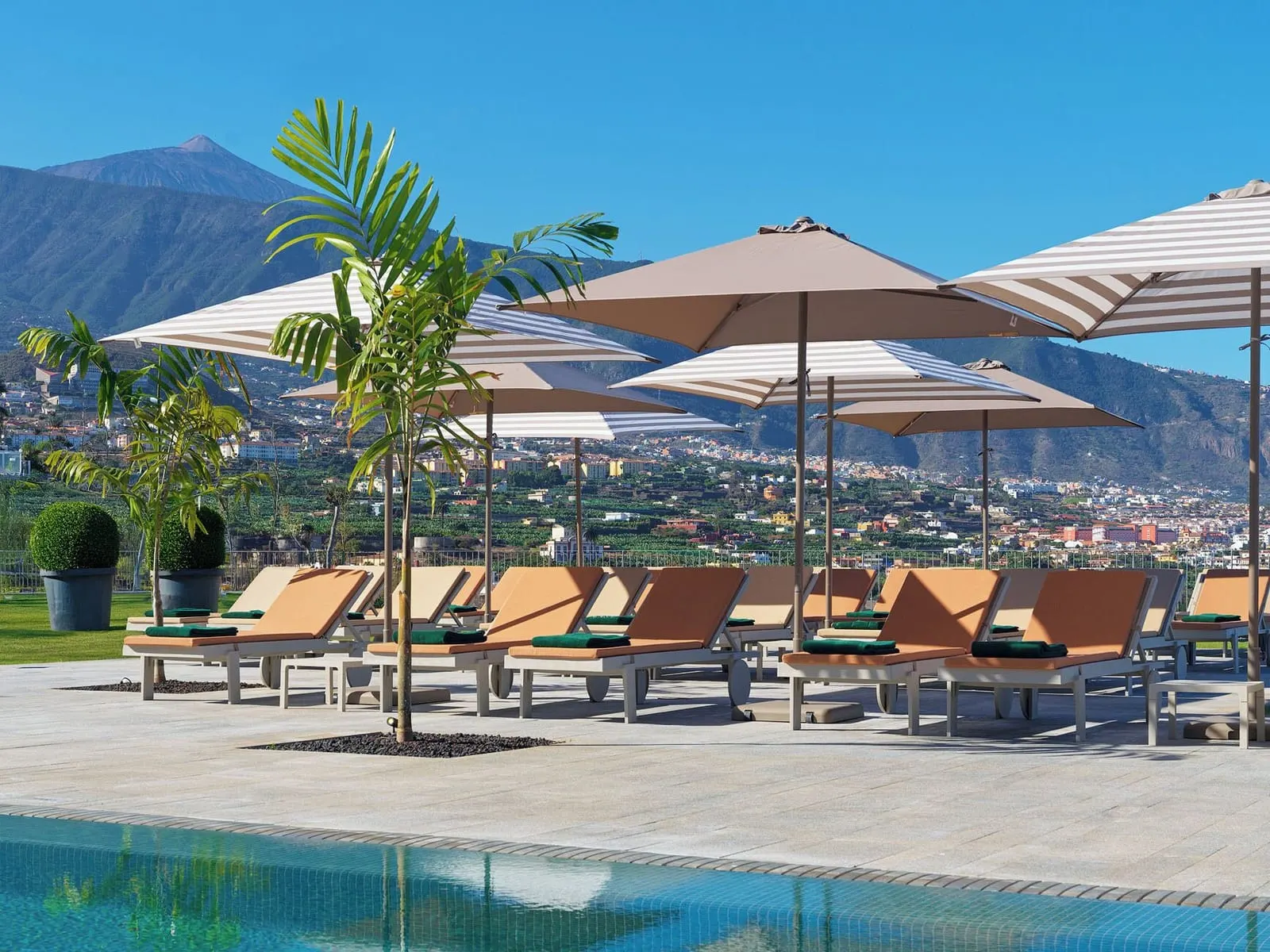 Gran Hotel Taoro: Poolside with Teide on the horizon