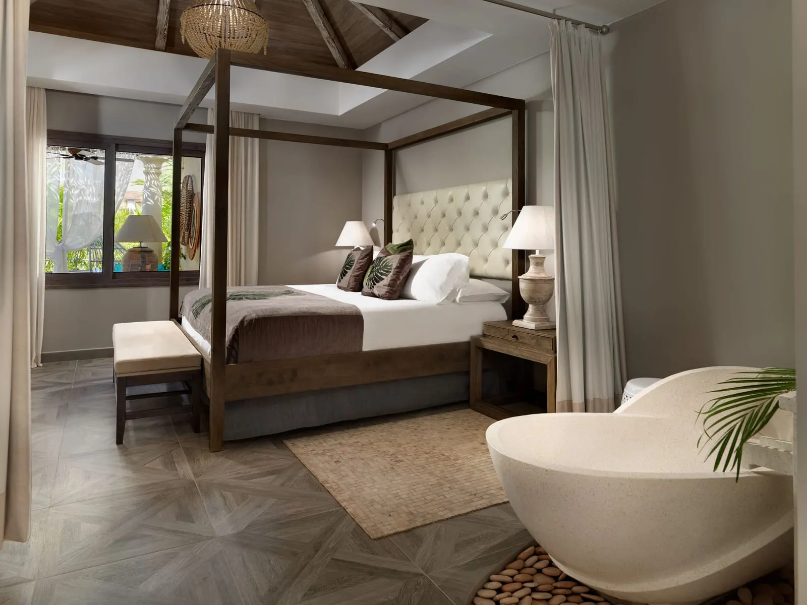 Royal River Luxury Hotel: Four-poster bed
