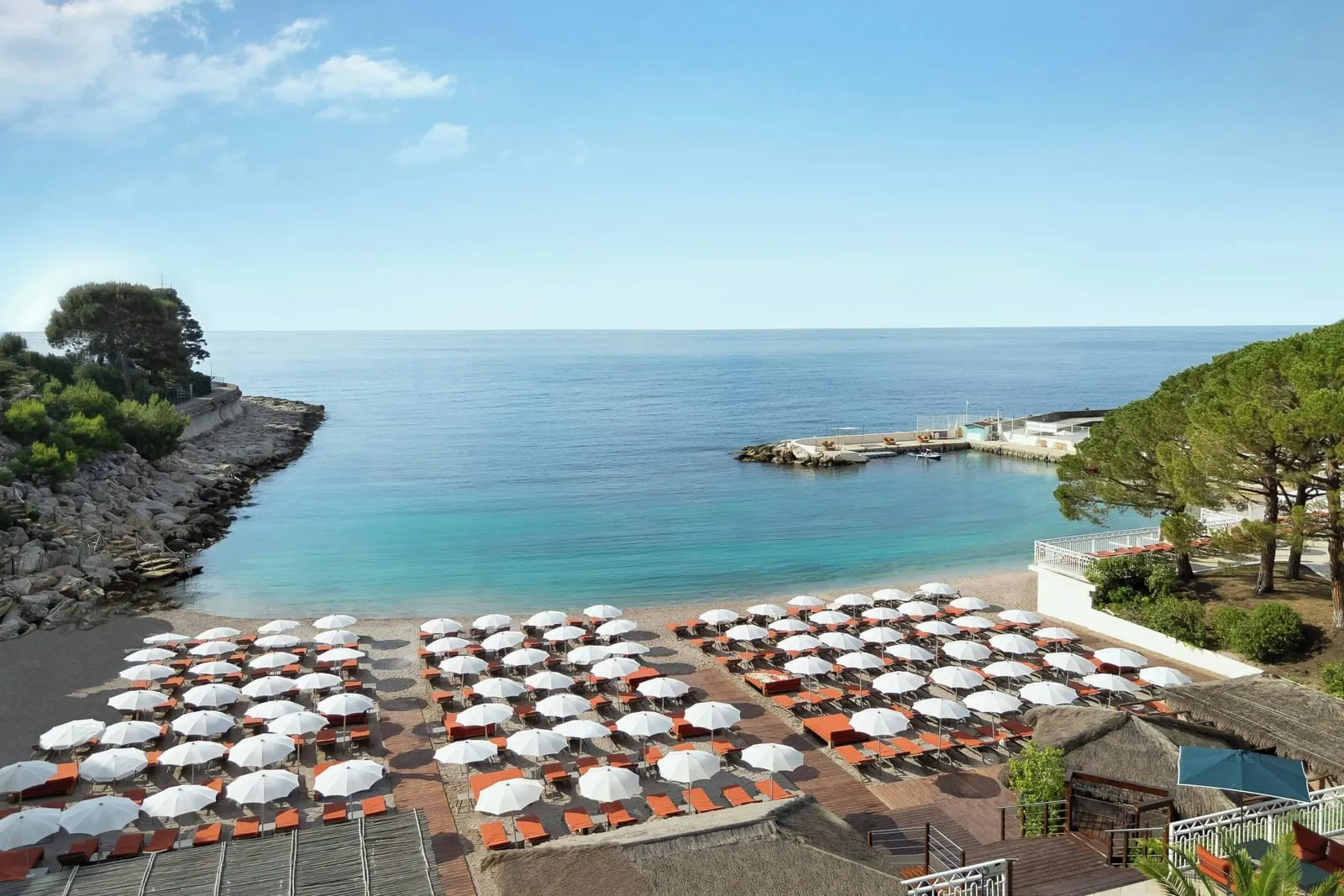 Le Méridien Beach Plaza: Beach umbrellas on the shore