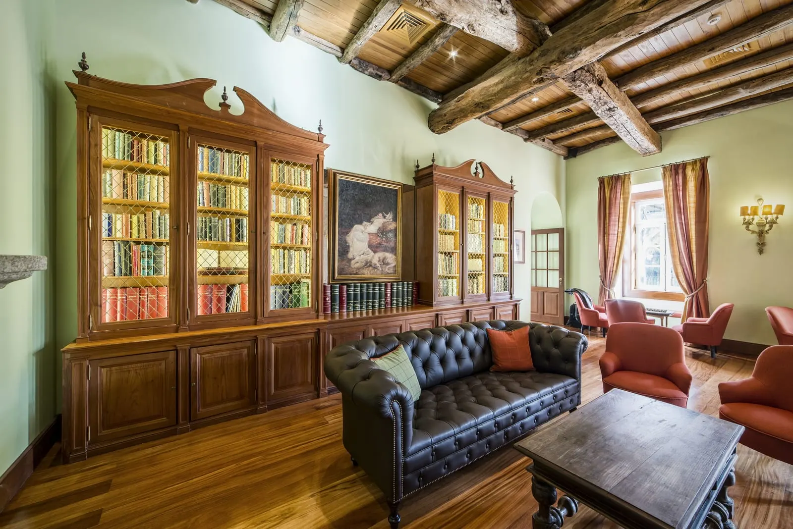 The Vintage House Hotel: The library
