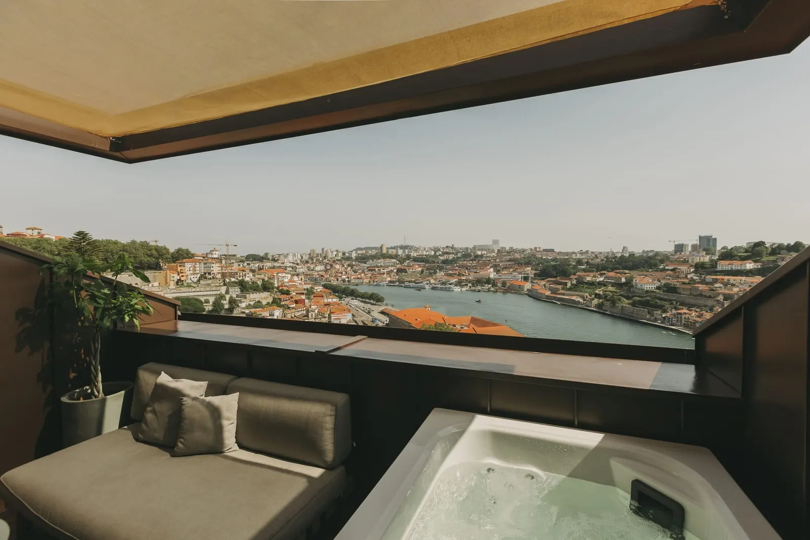 Torel Avantgarde: A balcony hot tub over the city