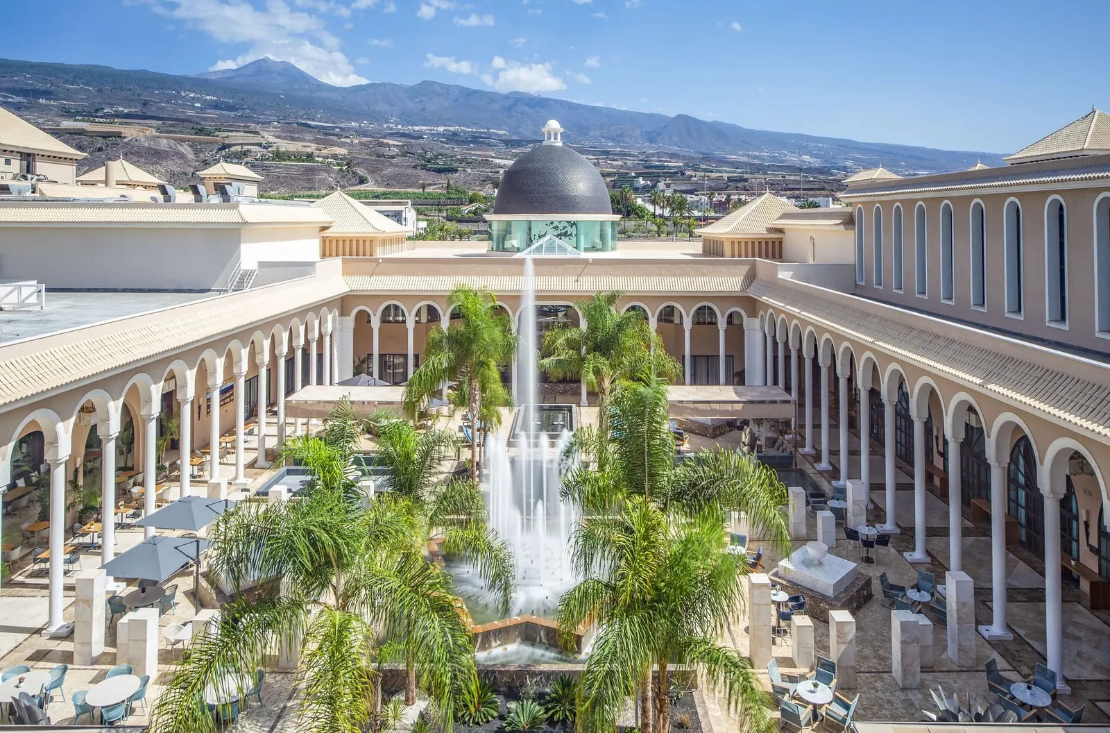 Gran Meliá Palacio de Isora: Courtyard fountain with Teide behind