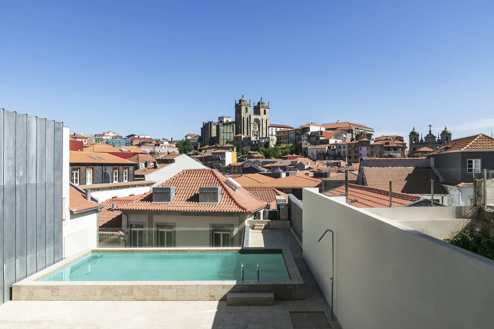 Casa da Companhia: The rooftop pool above the old town