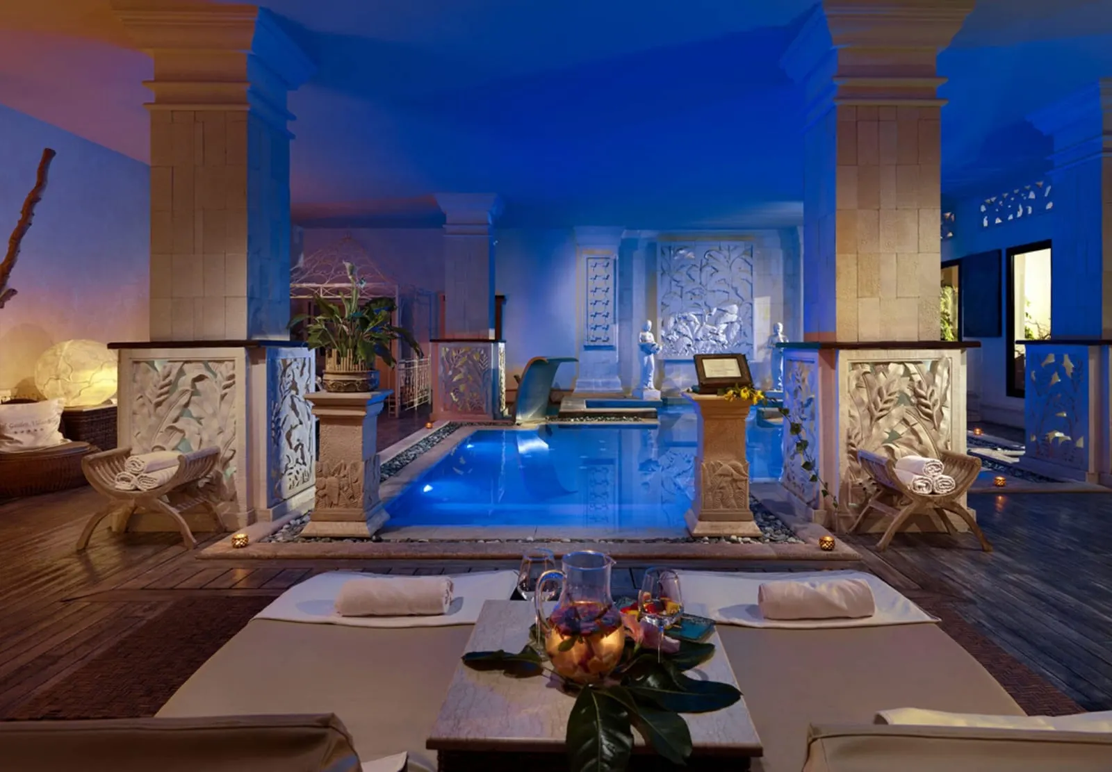 Royal Garden Villas & Spa: The spa pool at night